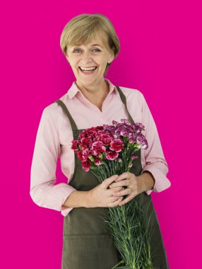 çiçek tutan Olgun kadın