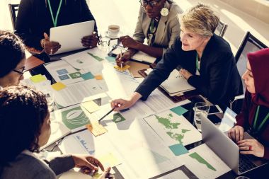 Çok etnik gruptan oluşan insanlara iş Konferansı 