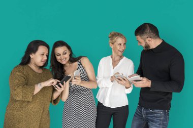 konuşmak ve akıllı telefonlar kullanarak çok ırklı insanlar