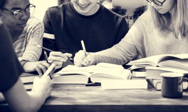 Kitap okuyan arkadaşlar