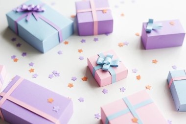 pembe ve mor hediye kutuları