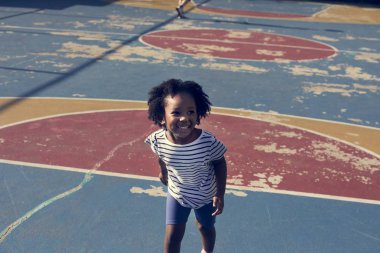 Kız çocuk parkında eğleniyor