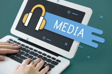 Dizüstü bilgisayarda yazan kadın klavyesi