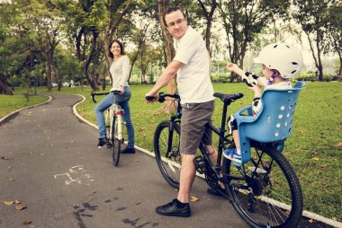 Parkta Bisiklet aile