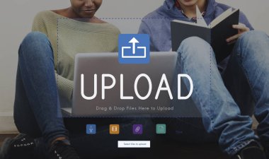 Öğrenciler dizüstü bilgisayar ve kitap ile öğrenme 