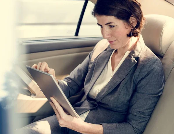 Professionele zakenvrouw in auto — Stockfoto
