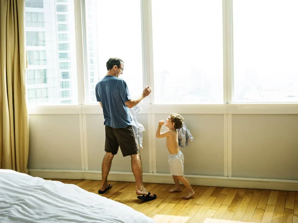 Pai ajudando filho a vestir-se — Fotografia de Stock