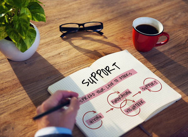 бизнесмен пишет в тетрадке