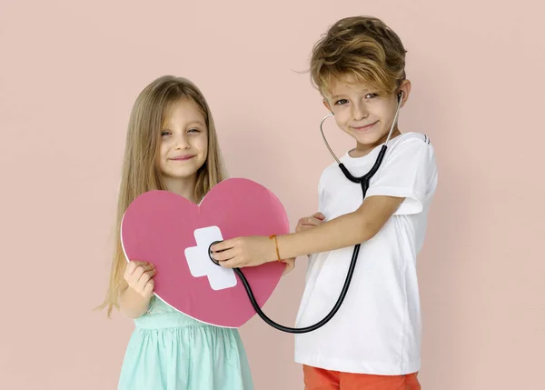 Enfants à l "écoute du cœur avec stéthoscope — Photo