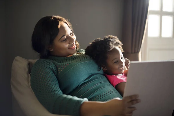 Madre pasando tiempo con su hija — Foto de Stock