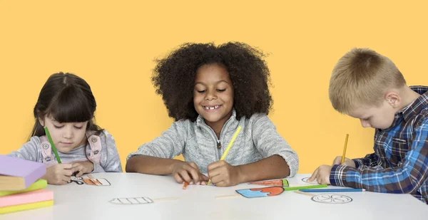 Adorables niños dibujando — Foto de Stock