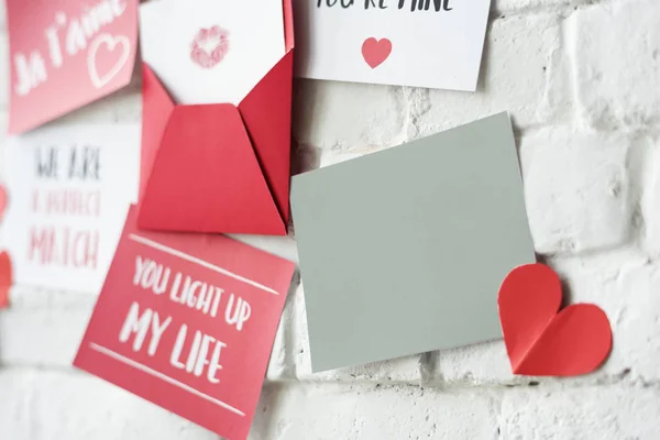 Cartas de amor na parede — Fotografia de Stock