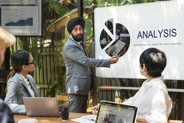 Mensen uit het bedrijfsleven hebben ontmoeting met discussie — Stockfoto