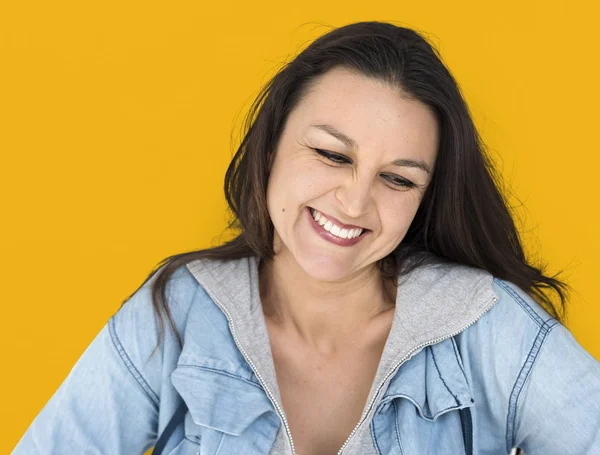 Gülümseyen genç beyaz kadın — Stok fotoğraf