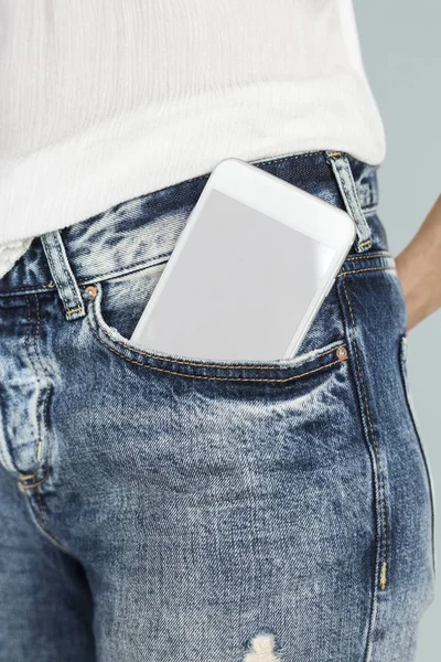 Цифровой смартфон в кармане джинсов — стоковое фото