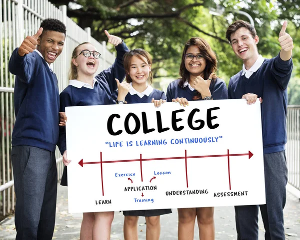 Estudiantes sosteniendo banner — Foto de Stock