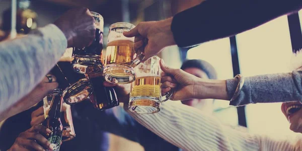 Amigos beben cerveza artesanal — Foto de Stock