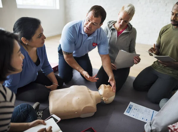 People having cpr training — Stock Photo, Image