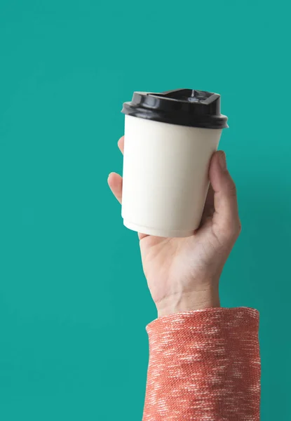Lidská ruka drží kávu Hrnek — Stock fotografie