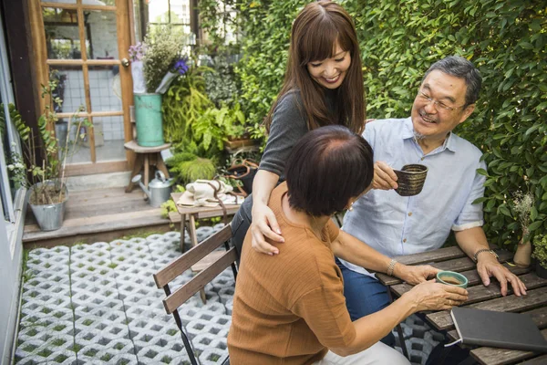 Familia hablando y bebiendo té — Foto de Stock