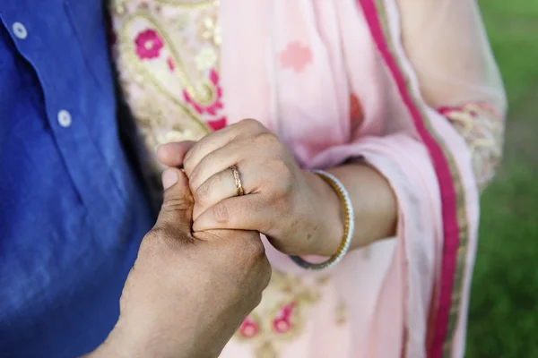 Married couple holding hands — Stock Photo, Image