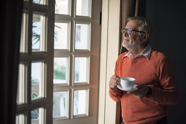 Uomo anziano bere caffè — Foto Stock