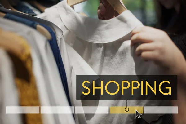 Kleiderbügel Mit Kleidersammlung Kleiderwahl Der Frau Text Einkaufen — Stockfoto