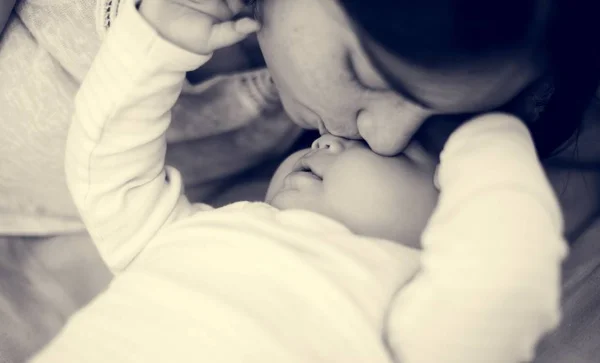 Mère prenant soin du bébé — Photo