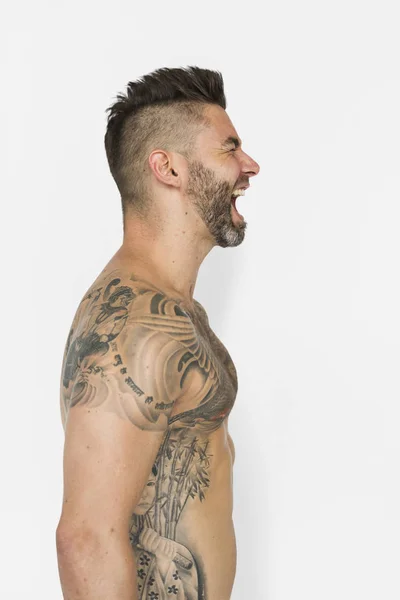 Gritando homem com tatuagens — Fotografia de Stock