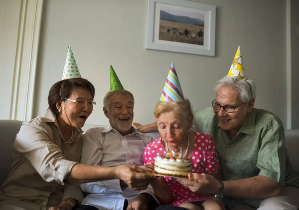 Personnes âgées célébrant leur anniversaire — Photo