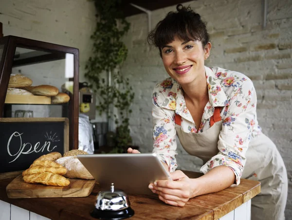 Vrouw bij bakkerij winkel glimlachen — Stockfoto