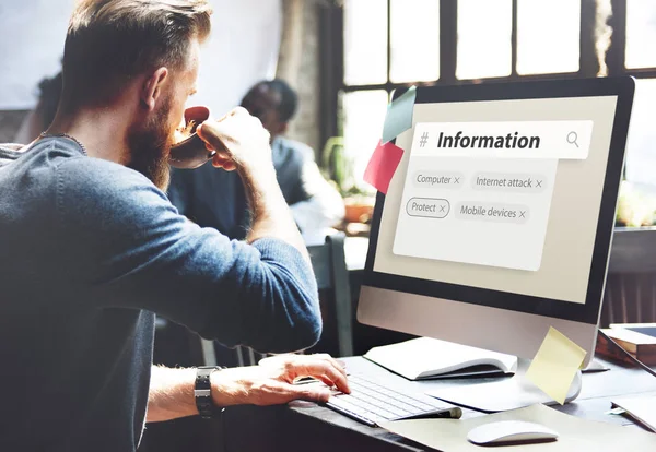 Uomo che beve caffè sul posto di lavoro — Foto Stock