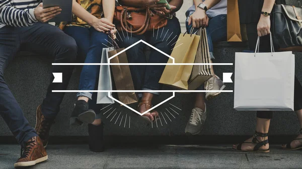 Amigos segurando sacos de compras — Fotografia de Stock