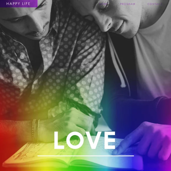Młode małżeństwo homoseksualne czytanie książki — Zdjęcie stockowe