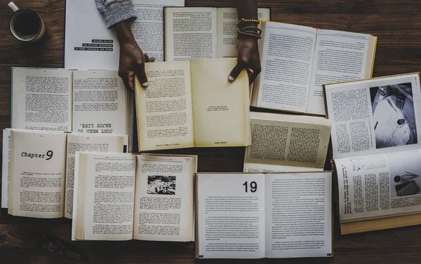 Mão segurando e lendo livro — Fotografia de Stock