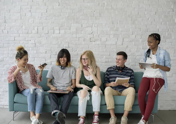 Studenti sedí na pohovce — Stock fotografie