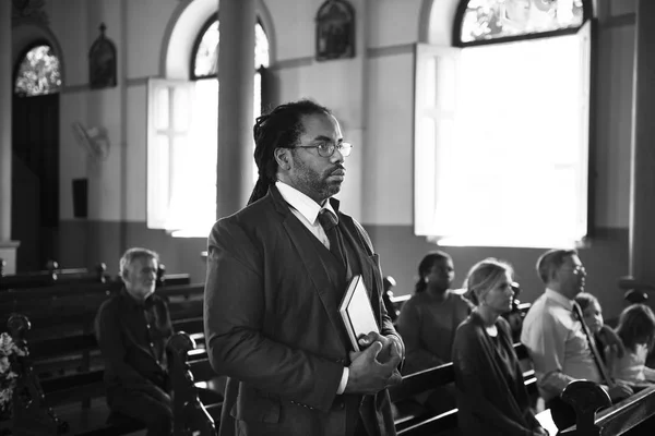 Gente rezando en la iglesia — Foto de Stock