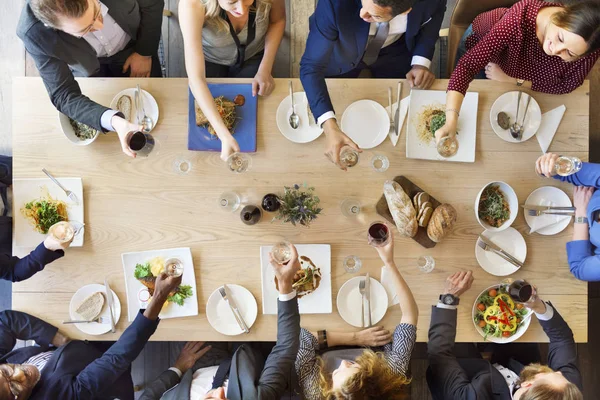 Pessoas desfrutando de vários alimentos — Fotografia de Stock