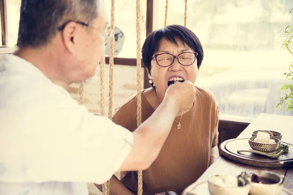 Man feeding woman — Stock Photo, Image