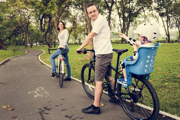 Parkta Bisiklet aile