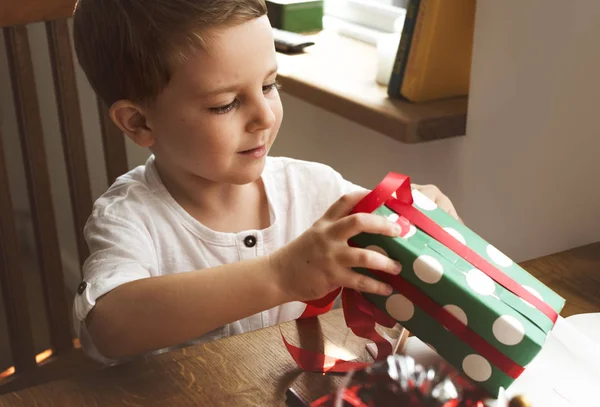 Junge öffnet Geschenkbox — Stockfoto