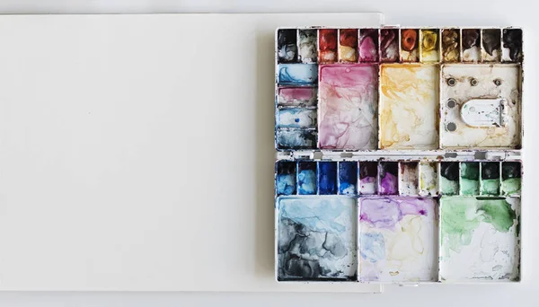 Akvarell festék és a vázlat pad — Stock Fotó