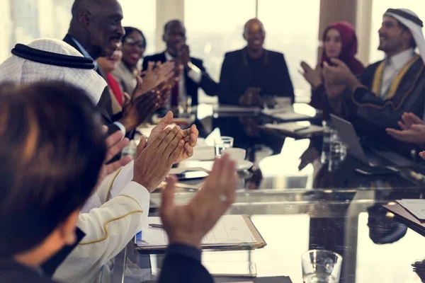 Pessoas batendo palmas mãos em reunião de negócios — Fotografia de Stock