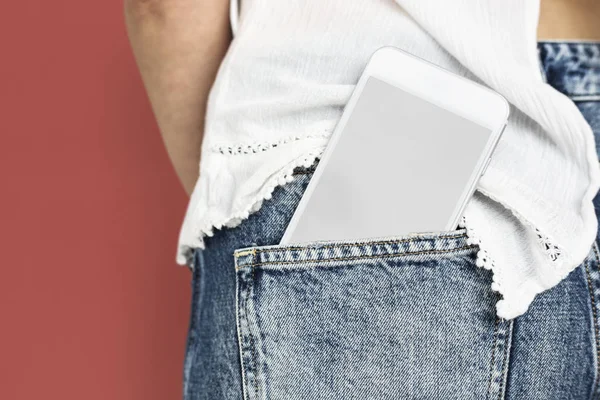 Digitální smartphone v džínách kapsy — Stock fotografie