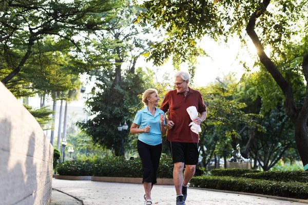 Senior vuxna par jogging — Stockfoto