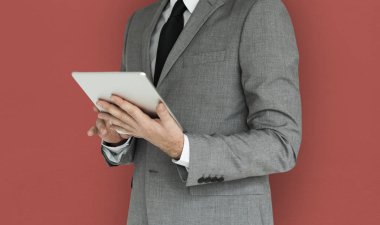 Tablet kullanarak iş adamı