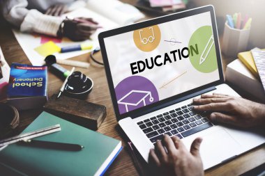 Dizüstü bilgisayarda yazan erkek eller  