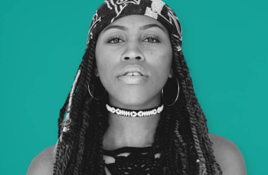 Stüdyoda olan Dreadlocks kadın