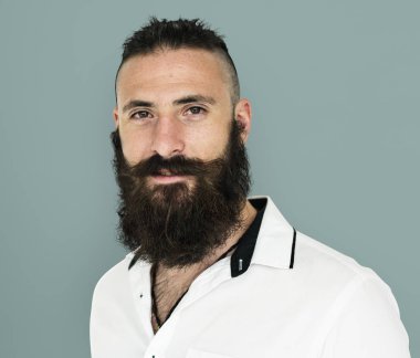 Bıyıklı ve sakallı adam.