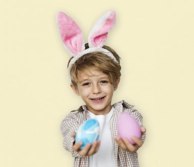 Paskalya yumurtaları ile sevimli çocuk